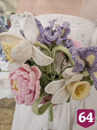 Саратовская невеста связала себе свадебный букет